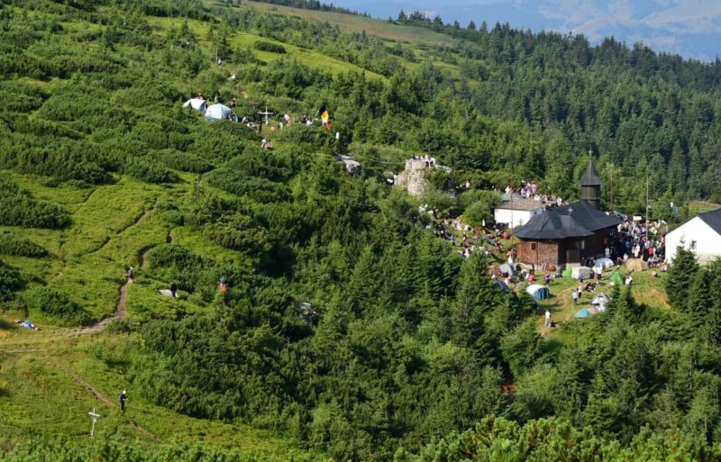 Piramida holografică din Ceahlău, ascunsă de nori: turiștii au urcat pe munte, dar natura le-a stricat spectacolul 5 ceahlau apropiat