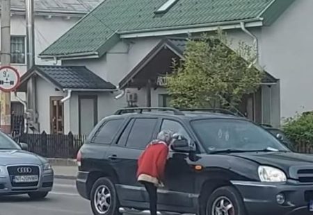 Târgu-Neamț- Orașul cu purtător de cuvânt virtual și problemele lui reale: CERȘETORIA și o propunere de bun simț la un consilier Persoană cerșind dintr-un autoturism negru în Târgu-Neamț.