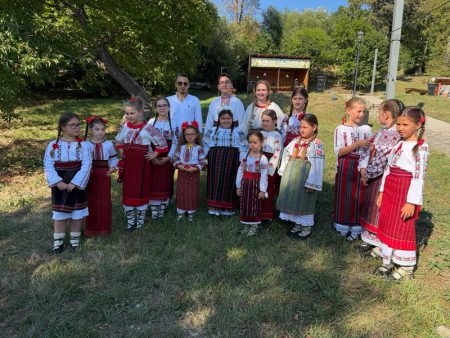 costisa primarul cu ansamblul flori de mac - Comuna Costișa / O nouă ediție a evenimentului ”Seară de vară la Conac”