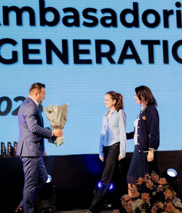 daniana aiftimiei premiata la next generatio n resize - COPII CU CARE NE MÂNDRIM Daniana Aiftimiei – absolventă de 10 și Ambasador Next Generation