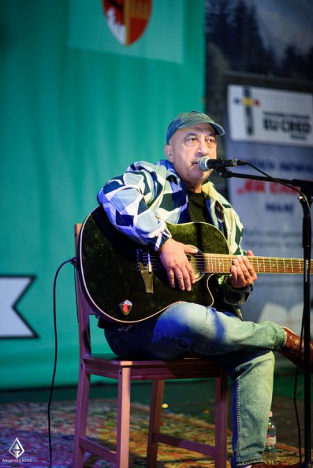 Emeric Imre cântând la chitară la Dăm Folk, Neamț.