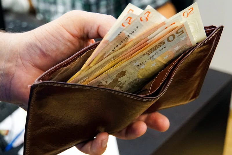 euro in portofel - Religia pentru oameni grăbiți / Iertarea: libertatea de a nu rămâne dator trecutului