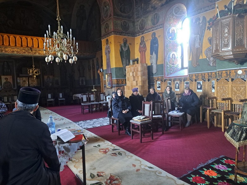 „Dăruind vei dobândi!” - peste 300 de participanți, 4 zile de credință, prietenie și bucurie la Tabăra de creație de la Filioara Agapiei / Biserica Vie sunt Oamenii! 15 filioara discutii in biserica 01 resize