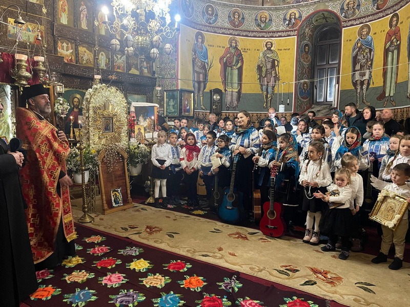 „Dăruind vei dobândi!” - peste 300 de participanți, 4 zile de credință, prietenie și bucurie la Tabăra de creație de la Filioara Agapiei / Biserica Vie sunt Oamenii! 17 filioara grupul strune din lumina al scolii agapia resize