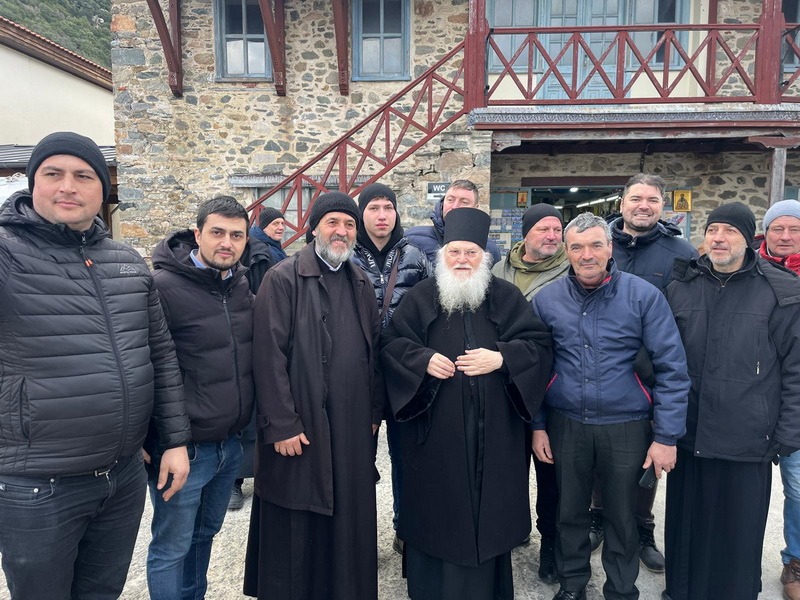 „Dăruind vei dobândi!” - peste 300 de participanți, 4 zile de credință, prietenie și bucurie la Tabăra de creație de la Filioara Agapiei / Biserica Vie sunt Oamenii! 18 filioara la muntele athos impreuna cu tineri din filioara resize