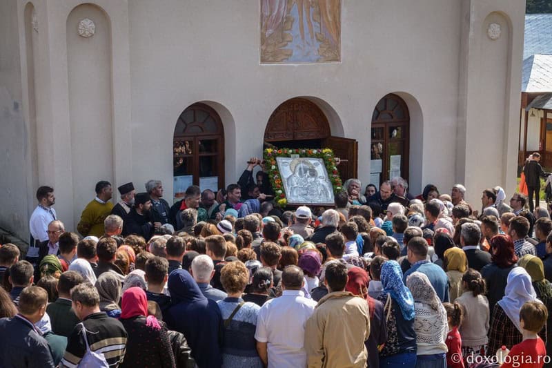 icoana horaita - Turism ecumenic / Istorii și legende despre icoanele făcătoare de minuni de la mănăstirile din Munții Neamțului