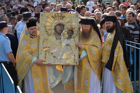 Preoți ortodocși purtând icoane făcătoare de minuni din Munții Neamțului.