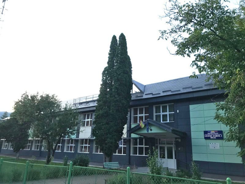 liceu carol bicaz 1 resize - COPII CU CARE NE MÂNDRIM Radu Andrei Caia, șeful promoției 2026 la Liceul „Carol I” Bicaz: „Mă ghidez după regulile bunului-simț”
