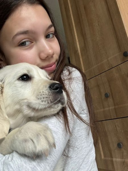 ligia drelciuc cu catelul resize - COPII CU CARE NE MÂNDRIM Ligia Drelciuc – gimnazistă de 10. De la jocul minții la bucuria descoperirilor!