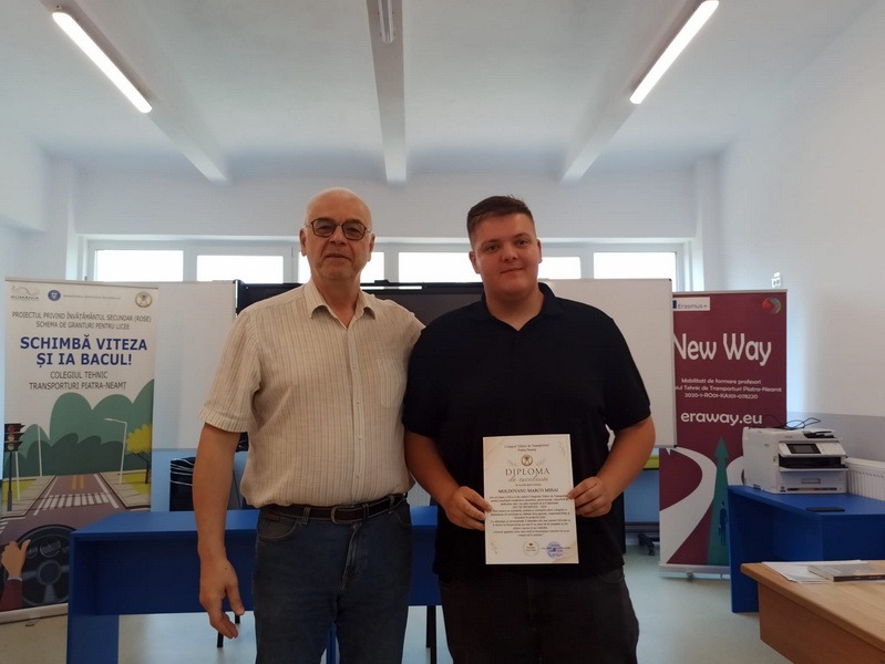 COPII CU CARE NE MÂNDRIM. Marco Moldovanu, șef de promoție la „Auto”: „Pasiunea pentru mașini m-a adus aici” 2 mihai marco moldovanu cu directorul corlateanu la curs festiv resize