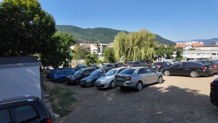 Parcare improvizată cu mașini în apropierea spitalului din Piatra-Neamț.