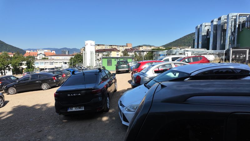 Parcare improvizată cu mașini în zona spitalului din Piatra-Neamț.