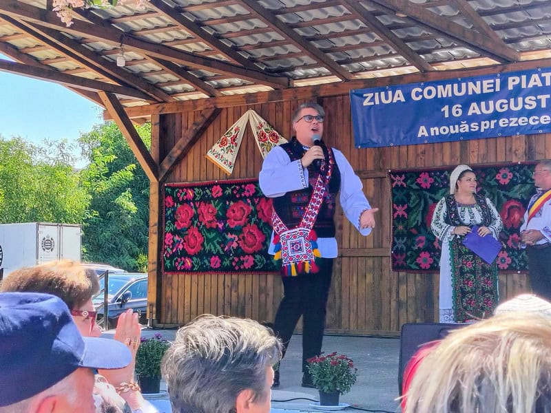 piatra soimului fuego pe scena resize - Ziua Comunei Piatra Șoimului – spectacol de colecție cu Fuego!