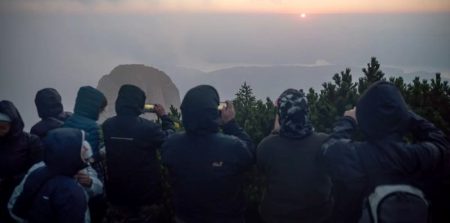Piramida holografică din Ceahlău, ascunsă de nori: turiștii au urcat pe munte, dar natura le-a stricat spectacolul piramida 2