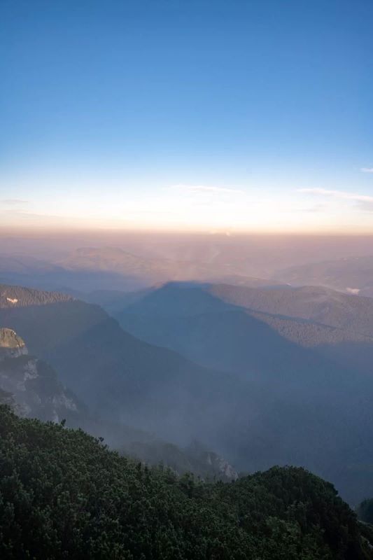 Piramida holografică din Ceahlău, ascunsă de nori: turiștii au urcat pe munte, dar natura le-a stricat spectacolul 1 piramida