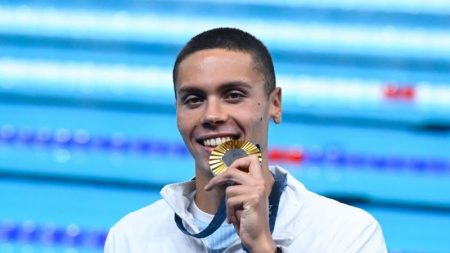 David Popovici cu medalia de aur la campionatele mondiale de înot.
