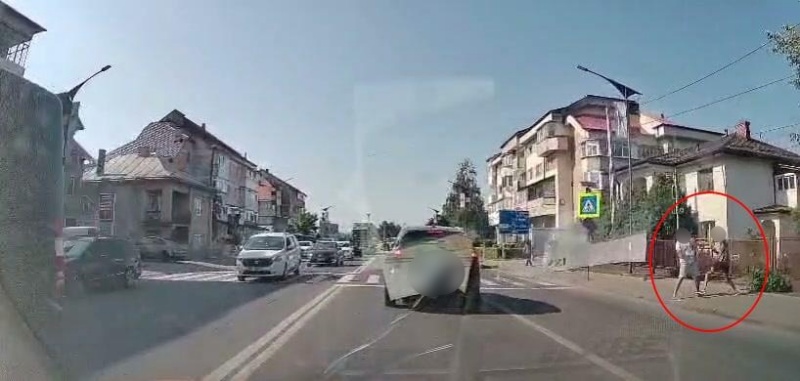 VIDEO. Doi tineri, pumni împărțiți cu generozitate pe o stradă din orașul Târgu Neamț poza 2.jpg