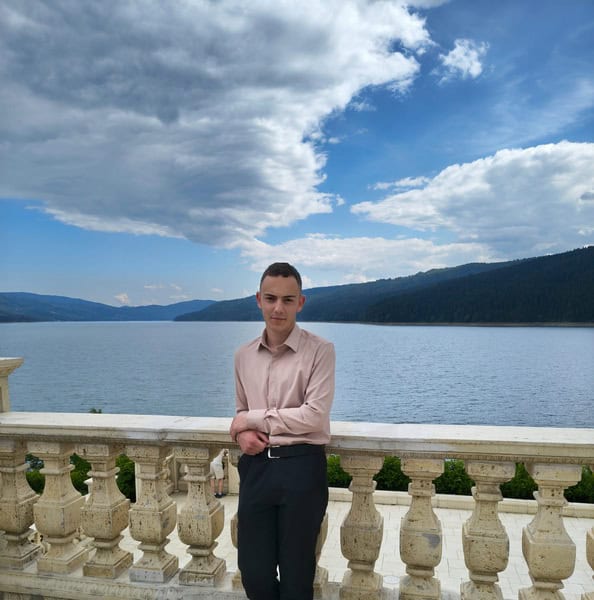 radu andrei caia 2 resize - COPII CU CARE NE MÂNDRIM Radu Andrei Caia, șeful promoției 2026 la Liceul „Carol I” Bicaz: „Mă ghidez după regulile bunului-simț”