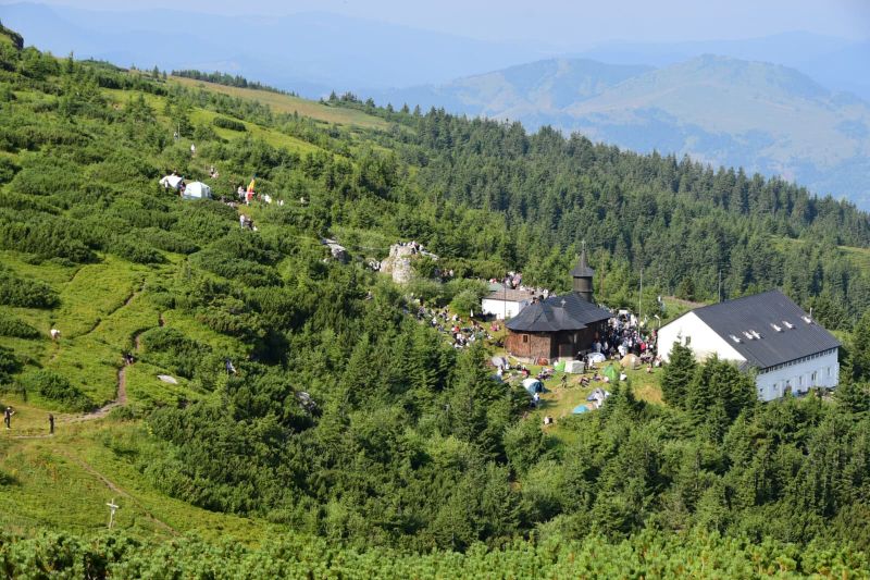 Piramida holografică din Ceahlău, ascunsă de nori: turiștii au urcat pe munte, dar natura le-a stricat spectacolul 4 schitul Ceahlau