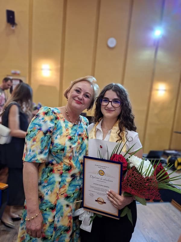 sofia sticea Cristina Soimaru diriginta resize - COPII CU CARE NE MÂNDRIM Sofia Maria Sticea, absolventa de nota 10 – străjerul Curții Domnești care vrea să devină medic