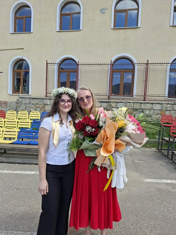 sofia sticea Solomon Daniela invatatoare resize - COPII CU CARE NE MÂNDRIM Sofia Maria Sticea, absolventa de nota 10 – străjerul Curții Domnești care vrea să devină medic