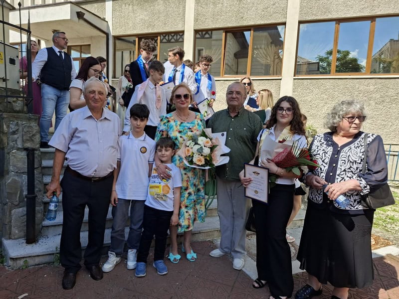 sofia sticea familia resize - COPII CU CARE NE MÂNDRIM Sofia Maria Sticea, absolventa de nota 10 – străjerul Curții Domnești care vrea să devină medic
