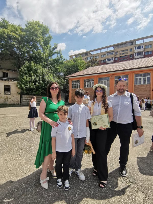 sofia sticea familia resize - COPII CU CARE NE MÂNDRIM Sofia Maria Sticea, absolventa de nota 10 – străjerul Curții Domnești care vrea să devină medic