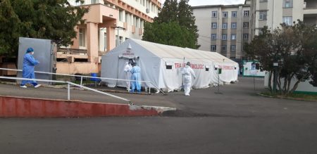 Școli închise, bolnavi abandonați, economie sufocată: procesul care pune Guvernul în fața propriilor excese din perioada pandemiei Echipaj medical în fața unui cort de testare COVID-19 în Neamț.