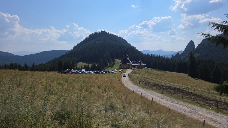 Piramida holografică din Ceahlău, ascunsă de nori: turiștii au urcat pe munte, dar natura le-a stricat spectacolul 3 stanile 2