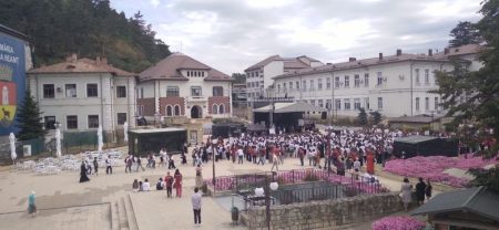 tineri ortodocsi - Tineri din România, Republica Moldova și Ucraina, reuniți la Curtea Domnească din Piatra-Neamț