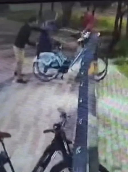 Scene de vandalism greu de explicat. Stație de biciclete din Piatra Neamţ, distrusă deliberat vandali biciclete