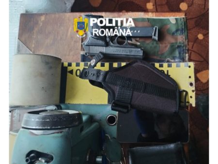 Arme de foc și echipament de poliție în timpul perchezițiilor.