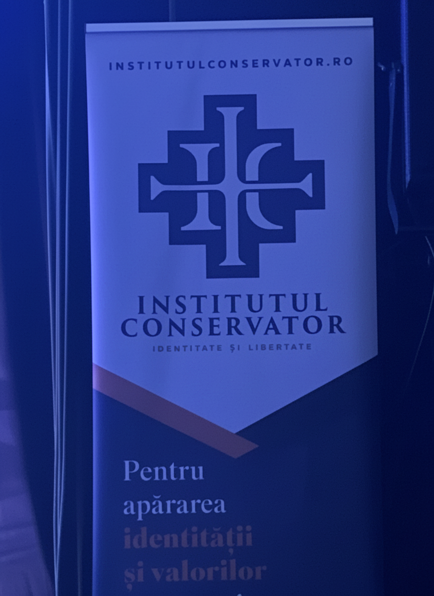 Banner al Institutului Conservator cu logo și slogan.