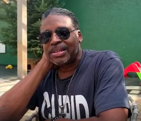 Brad Vee Johnson, artist pe scenă, la Piatra Neamț, în turneul său.