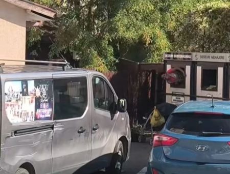 Mașini parcate neregulamentar în Târgu-Neamț, între turism și probleme locale.