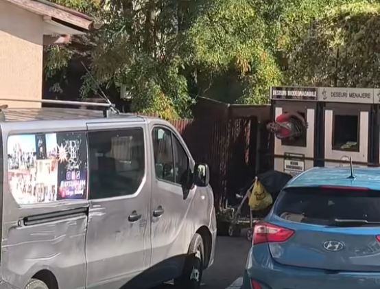 Imaginea zilei: Târgu-Neamț, între turism și problemele de zi cu zi Mașini parcate neregulamentar în Târgu-Neamț, între turism și probleme locale.