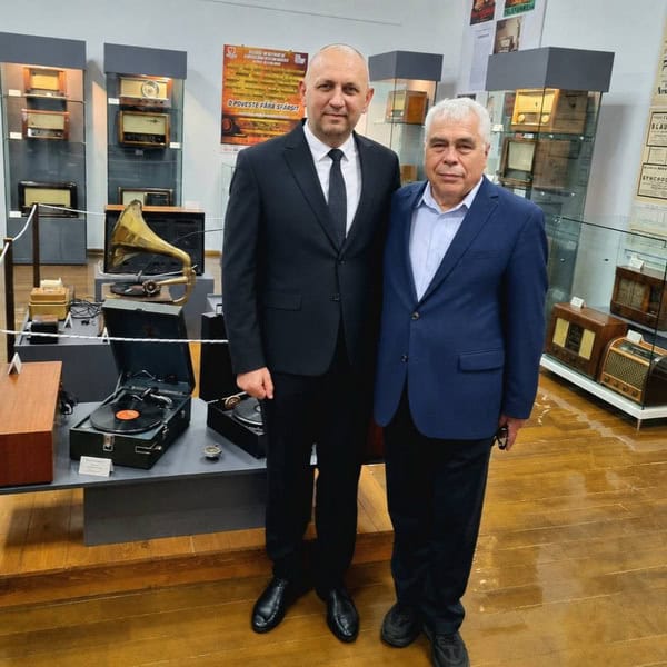 Radiouri care au făcut istorie, cu colecționarul Constantin Luchian 8 Radiouri care au făcut istorie, cu colecționarul Constantin Luchian