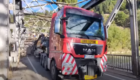Camion din Neamț implicat în distrugerea podului de peste râul Trotuș din Bacău. Mașina ar fi deținută de S.C. Străzi Concept S.R.L.