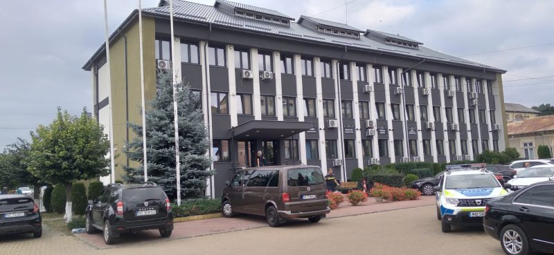 Primăria Târgu-Neamț: afară-i vopsit gardul, înăuntru, mucegai și igrasie