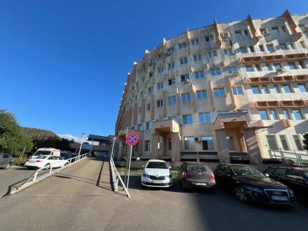Clădire modernă a Spitalului Județean Piatra Neamț cu parking.