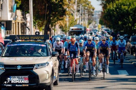 Cicliști în competiție pe străzile din Neamț, în cadrul Turul României 2026.