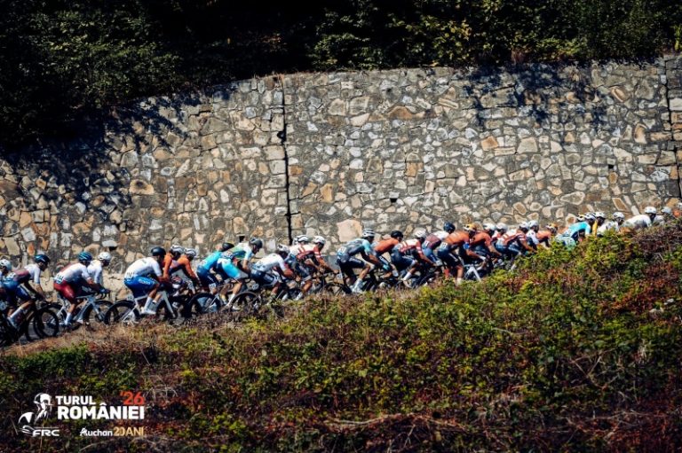 Turul României după etapa regină, de 200 de km între Piatra-Neamț și Băile Balvanyos. O echipă din Ungaria câștigă etapa și preia și conducerea în clasamentul general. Turul României după etapa regină, de 200 de km între Piatra-Neamț și Băile Balvanyos. O echipă din Ungaria câștigă etapa și preia și conducerea în clasamentul general.