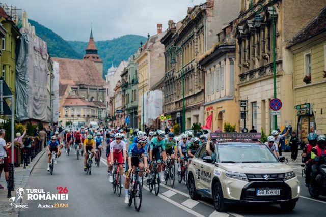 Răsturnare spectaculoasă de situație în Turul României, în etapa 4, de la Brașov la Ploiești: se schimbă liderul cursei, iar Cristi Răileanu urcă direct pe poziția 2 în clasamentul general. Răsturnare spectaculoasă de situație în Turul României, în etapa 4, de la Brașov la Ploiești: se schimbă liderul cursei, iar Cristi Răileanu urcă direct pe poziția 2 în clasamentul general.