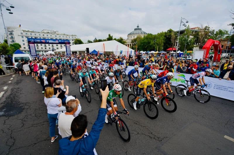 Cicliști la startul Turului României 2026, în Neamț.
