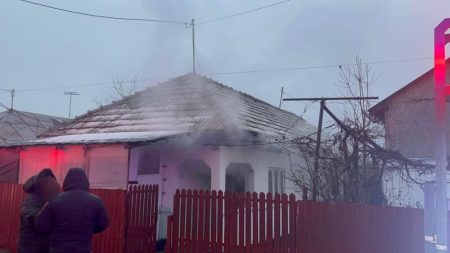 Clădire afectată de incendiu în Neamț, cu fum și flăcări.