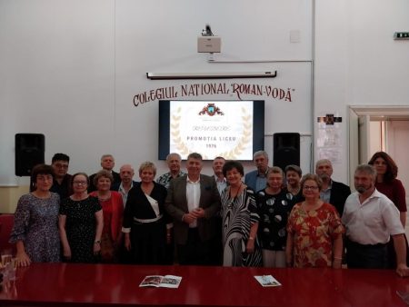 FOTO. Moment emoționant: revederea celei de-a 100-a promoții de la Colegiul Național „Roman Vodă”