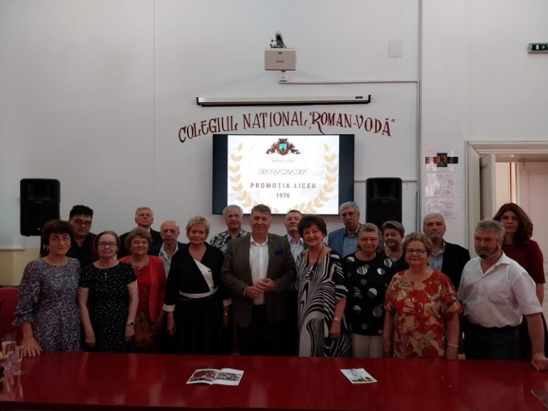 FOTO. Moment emoționant: revederea celei de-a 100-a promoții de la Colegiul Național „Roman Vodă”