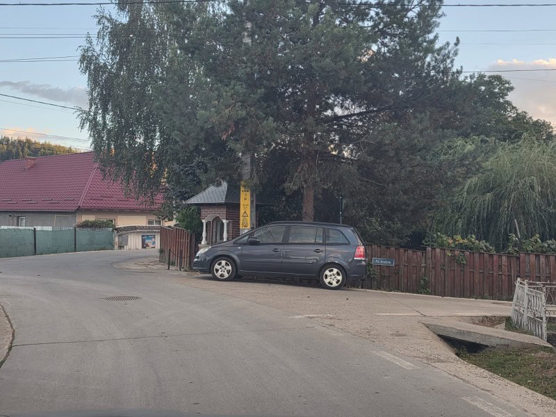 Un preot din Vânători-Neamț susține că a fost bătut în fața soției și copiilor: „Adu toporul, să-i dau în cap, să-l omor aici!”