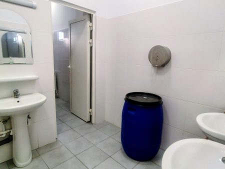 Video-Foto. Târgu-Neamț. Reportajul zilei. Cum gestionează autoritățile criza apei în unitățile de învățământ