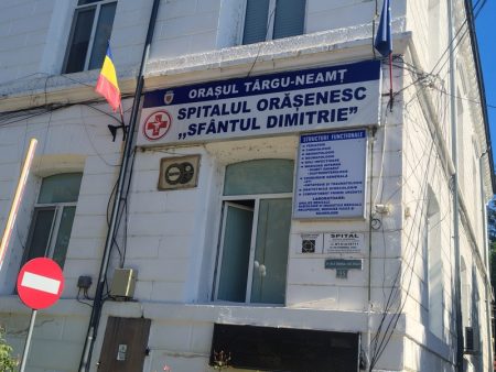 Fațadă spital Târgu Neamț cu semn și drapel național.